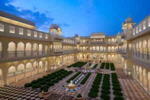 斋浦尔Hyatt Regency Jaipur Mansarovar的一座带庭院的大型建筑,庭院内设有喷泉
