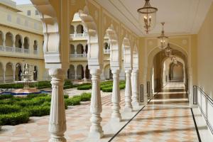 斋浦尔Hyatt Regency Jaipur Mansarovar的宫殿里走廊里,有柱子和植物