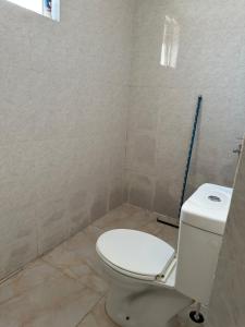 沙迦Al Ramla, Na’eem Bin Masoud St#8, Villa#10的一间位于客房内的白色卫生间的浴室