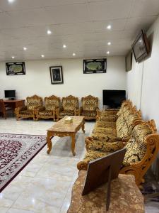 沙迦Al Ramla, Na’eem Bin Masoud St#8, Villa#10的带沙发、桌子和电视的客厅