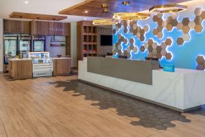 彭萨科拉Tru By Hilton Pensacola Airport Medical Center的一间拥有蓝色和棕色墙壁的商店大堂