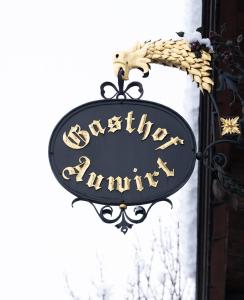 基茨比厄尔附近奥拉赫Gasthof Auwirt的表示在一座建筑物上庆祝周年的标志