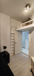 奥斯陆Oslo Grunerløkka Private Room的一间设有楼梯和门的房间,一间设有门的房间