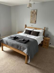 诺廷利Cosy Cottage的一间卧室配有一张带黑色毛巾的床