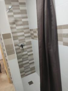 苏埃卡Camping Barraquetes的浴室内配有黑色淋浴帘和淋浴