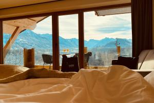 费斯恩Hotel Bergflair的山景卧室 - 带1张床