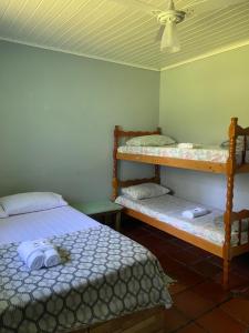 莫雷蒂斯Pousada do colono的客房设有两张双层床和天花板。