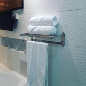 阿克拉EL HOGAR的带毛巾的浴室内的毛巾架