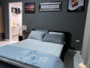 阿克拉EL HOGAR的卧室配有一张大床,墙上挂有图片
