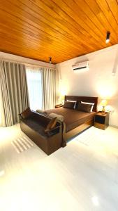 康提Rani Suite and Cabin的一间卧室设有一张大床和木制天花板