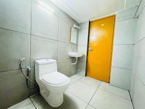埃尔讷古勒姆HERITAGE HOMES的一间带卫生间和黄色门的浴室