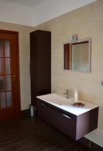 阿斯蒂la Dolce Vita - Appartamento con parcheggio privato vicino al centro e all'ospedale的一间带水槽和镜子的浴室
