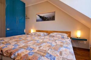 奥斯赛拜-屈隆斯博恩Strandschloesschen-Haus-II-WE-21-9820的一间卧室配有一张大床和蓝色橱柜