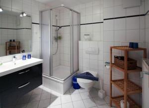 奥斯赛拜-屈隆斯博恩Strandschloesschen-Haus-II-WE-21-9820的带淋浴、卫生间和盥洗盆的浴室