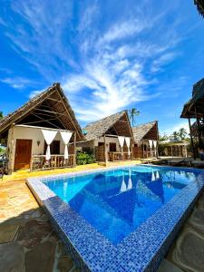 平圭Bitcoin Beach Hotel Zanzibar的别墅前的游泳池