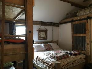 马特洛克Matlock Glamping Rooms的一间卧室配有两张双层床。