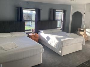 萨顿布里奇滨江酒店的卧室设有两张床,带两个窗户
