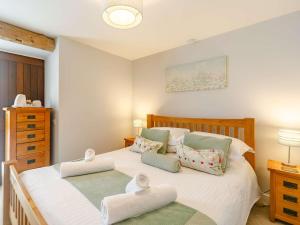 马根波思3 Bed in Newquay 89941的卧室配有一张带两个枕头的大白色床