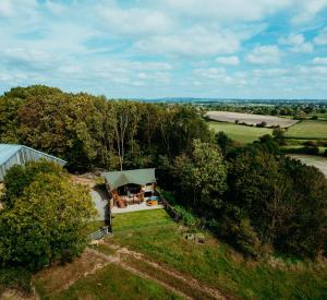 德罗伊特威奇Fibden Farm Glamping - Luxury Safari Lodge的田野中间房子的顶部景观