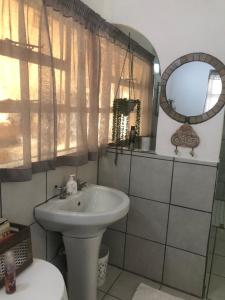 莱登堡Kellys Corner的一间带水槽和镜子的浴室