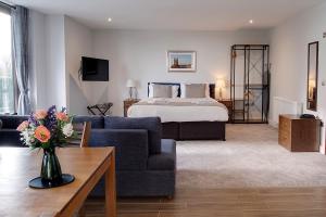 奇平诺顿科茨沃尔德水疗酒店的酒店客房设有床和客厅。