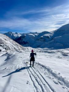 EspoeyMaison aux pieds des Pyrénées - Piscine d'exception de 25m的滑雪者在山地雪中