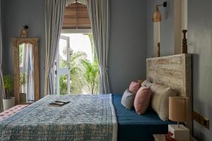 瓦加托LohonoStays Villa Aurelia E的一间卧室配有一张带木制床头板的床
