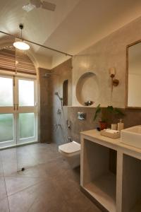 瓦加托LohonoStays Villa Aurelia E的浴室配有卫生间、盥洗盆和淋浴。