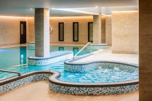 卡纳芬凯尔特皇家酒店的酒店大堂的热水浴池,供应蓝色的水