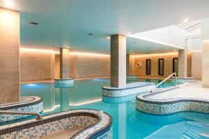卡纳芬凯尔特皇家酒店的酒店拥有3个游泳池的酒店游泳池