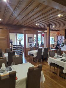 茨韦西门Dinh Residence的一间设有白色桌椅的用餐室