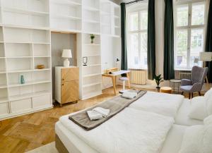 柏林Serviced Room im Herzen Berlin‘s的白色卧室配有一张大床和一张书桌