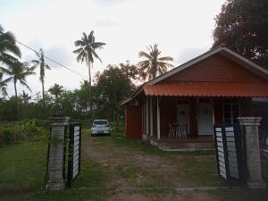 瓜拉丁加奴Bilik Bajet RM70-RM90的前面有一辆小房子,前面有一辆汽车