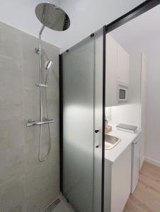 特拉萨SD Habitación céntrica con baño y minicocina的浴室里设有玻璃门淋浴