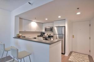 South Beach 1br w heated pool nr att park SFO-1657的厨房或小厨房