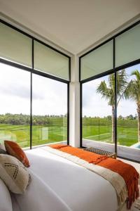 勒吉安NEW Luxury 3BR, Jacuzzi Rooftop Rice Field, Staff的一间卧室设有一张床和一个大窗户