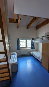 瑟堡Auberge de Jeunesse HI Cherbourg的客房设有两张双层床和一扇窗户。