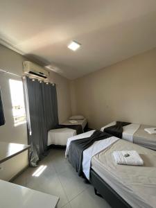 布鲁马迪纽Casa Lua的酒店客房设有两张床和窗户。