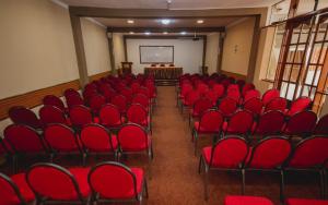 卡哈马卡索尔德贝乐恩卡亚玛尔卡酒店的一座配有红色椅子和屏幕的空的讲座大厅