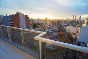 布宜诺斯艾利斯比布鲁斯帕勒莫苏豪公寓的从大楼的阳台上可欣赏到城市景观