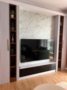 胡鲁马累Luxurious 3-Bedroom in Hulhumalé的客厅设有大屏幕平面电视。