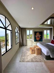 丹吉尔La Finca - 3BR Seaside Villa with Private Pool & BBQ的一间卧室设有一张大床和大窗户