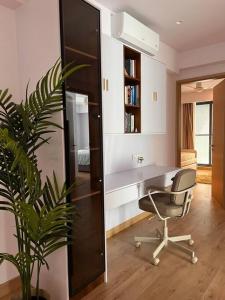 胡鲁马累Luxurious 3-Bedroom in Hulhumalé的办公室,办公室,桌子,椅子,植物