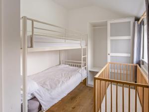 新港3 Bed in Newport 90253的一间卧室设有双层床和楼梯。