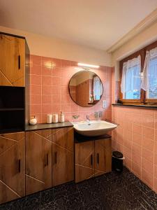 锡贝塔尔Spitzen Blicke – Apartments的一间带水槽和镜子的浴室