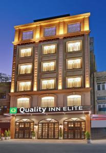阿姆利则Quality Inn Elite, Amritsar的一座高楼,上面有大学的高级旅馆标志