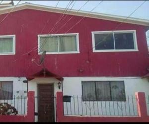 维纳德马Casa yeici的红色和白色的房子