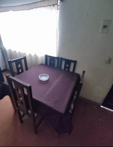 维纳德马Casa yeici的桌子和椅子,上面有盘子