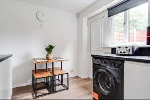 曼彻斯特Newly renovated house near Trafford Centre的洗衣房配有洗衣机和烘干机