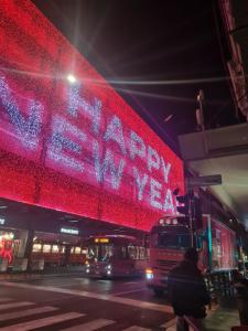 罗马E&A的表示在大楼里新年快乐的红色标志